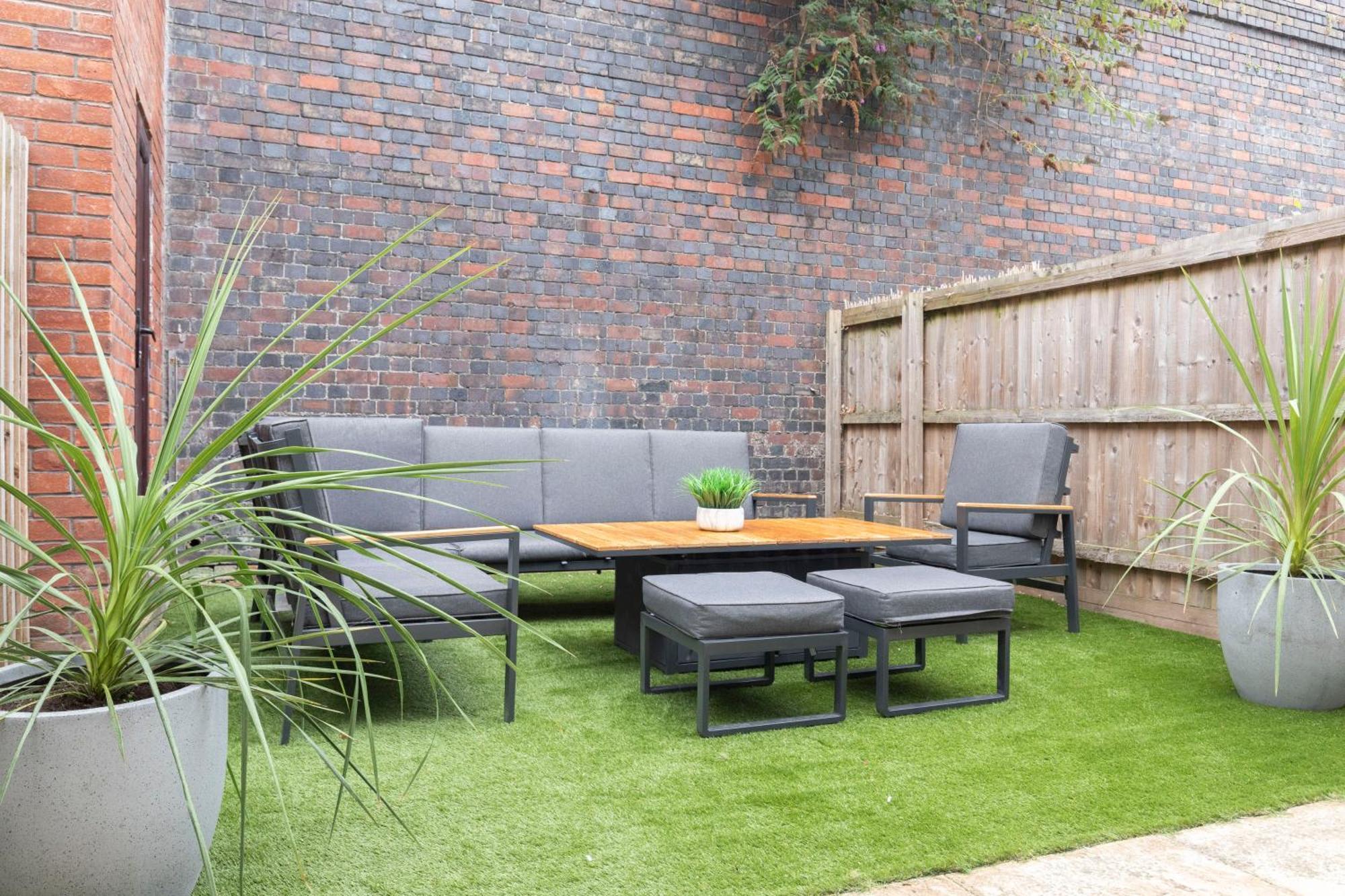 Modern Four Bedroom Four Bathroom Home Cheltenham Exterior photo